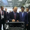 Tổng thống Nga Vladimir Putin (giữa, trái) và Thủ tướng Nhật Bản Shinzo Abe (giữa, phải) thăm Nhà máy sản xuất xe Mazda Sollers liên doanh giữa Nga và Nhật Bản tại Vladivostok ngày 10/9. (Ảnh: AFP/TTXVN)