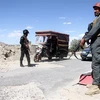 Cảnh sát Afghanistan gác tại chốt an ninh ở Ghazni. (Ảnh: EPA-EFE/TTXVN)