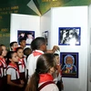 Đông đảo học sinh, sinh viên Cuba tham quan Triển lãm ảnh trong chuỗi sự kiện. (Ảnh: Lê Hà/TTXVN)