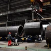 Công nhân làm việc tại nhà máy sản xuất ống thép ở Sơn Đông, Trung Quốc. (Nguồn: AFP/TTXVN)