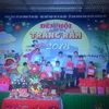 Đại diện Ủy ban Nhân dân xã Nam Phương Tiến tặng quà động viên các em nhỏ khuyết tật. (Ảnh: Nguyễn Cúc/TTXVN) 