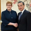 Ngoại trưởng Trung Quốc Vương Nghị (phải) và người đồng cấp Australia Marise Payne. (Nguồn: twitter.com)