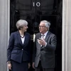 Thủ tướng Anh Theresa May (trái) trong cuộc gặp Chủ tịch Ủy ban châu Âu Jean-Claude Juncker (phải) tại London ngày 26/4/2017. (Ảnh: AFP/TTXVN)