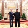 Nhà lãnh đạo Triều Tiên Kim Jong-un (phải) và Tổng thống Hàn Quốc Moon Jae-in tại hội nghị thượng đỉnh lần 3 ở Bình Nhưỡng ngày 18/9/2018. (Ảnh: THX/TTXVN)