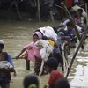 Người tị nạn Rohingya tới khu vực Kutupalong, Ukhia, Bangladesh ngày 20/9/2017, sau khi phải rời bỏ nhà cửa ở Rakhine, Myanmar. (Ảnh: AFP/TTXVN)