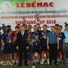 Ban Tổ chức trao cúp Vientiane Cup 2018 cho đội vô địch. (Ảnh: TTXVN)