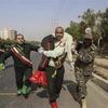Binh sỹ chuyển nạn nhân bị thương tại hiện trường vụ tấn công khủng bố nhằm vào lễ diễu binh của Lực lượng Vệ binh Cách mạng Hồi giáo Iran ở Ahvaz, Iran ngày 22/9. (Ảnh: THX/TTXVN)