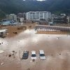 Nhà cửa và phương tiện bị nhấn chìm trong nước lũ sau khi bão Kong-rey đổ bộ vào Yeongdeok, Hàn Quốc ngày 6/10/2018. (Ảnh: Yonhap/TTXVN)