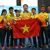 Đoàn Việt Nam chia vui với các vận động viên cử tạ đoạt huy chương vàng và huy chương bạc trong ngày thi đấu đầu tiên. (Ảnh: Hoài Nam/TTXVN) 