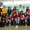 Tham tán Đại sứ quán Việt Nam tại Indonesia Trần Minh Cừ chụp ảnh lưu niệm cùng đoàn thể thao người khuyết tật Việt Nam. (Ảnh: Hải Ngọc/TTXVN)