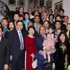 Thủ tướng Nguyễn Xuân Phúc và Phu nhân với cán bộ, nhân viên Đại sứ quán và đại diện cộng đồng người Việt Nam tại Bỉ. (Ảnh: Thống Nhất/TTXVN)