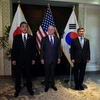 Bộ trưởng Quốc phòng Nhật Bản Takeshi Iwaya (trái), người đồng cấp James Mattis của Mỹ (giữa) và Jeong Kyeong Doo của Hàn Quốc (phải). (Nguồn: dvidshub.net)