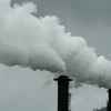 Khí thải phát ra từ một nhà máy tinh luyện đường ở bang Queensland, Australia. (Ảnh: AFP/TTXVN)