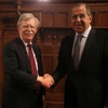 Ngoại trưởng Nga Sergei Lavrov (phải) trong cuộc gặp Cố vấn An ninh quốc gia Mỹ John Bolton đang ở thăm Moskva ngày 22/10/2018. (Ảnh: AFP/TTXVN)