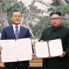 Nhà lãnh đạo Triều Tiên Kim Jong-un (phải) và Tổng thống Hàn Quốc Moon Jae-in tại hội nghị thượng đỉnh ở Bình Nhưỡng ngày 19/9/2018. (Ảnh: AFP/TTXVN)