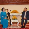 Chủ tịch Thượng viện, Phó Chủ tịch đảng Nhân dân Campuchia (CPP) Samdech Say Chhum đón tiếp bà Trương Thị Mai. (Ảnh: Minh Hưng-Chanh Đa/TTXVN)