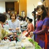 Khách hàng đang lựa chọn các sản phẩm tại gian hàng của Đại sứ quán Việt Nam. (Ảnh: Hải Ngọc/Vietnam+)