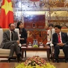 Chủ tịch Ủy ban nhân dân thành phố Hà Nội Nguyễn Đức Chung tiếp Thủ tướng Cộng hòa Pháp Édouard Philippe. (Ảnh: Lâm Khánh/TTXVN)