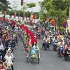 Diễu hành xe hoa chào mừng Hà Tiên lên thành phố. (Ảnh: Hồng Đạt/TTXVN)
