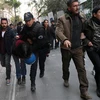 Cảnh sát Thổ Nhĩ Kỳ bắt giữ các đối tượng tình nghi có liên hệ với lực lương ủng hộ giáo sỹ Gulen tại Ankara. (Ảnh: AFP/TTXVN)