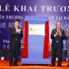 Thủ tướng Nguyễn Xuân Phúc và các đại biểu thực hiện nghi thức khai trương Văn phòng Xúc tiến thương mại Việt Nam tại Hàng Châu. (Ảnh: Thống Nhất/TTXVN)