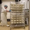 Công nhân làm việc tại nhà máy sản xuất bơ sữa ở Aldudes, Pyrenees, Pháp. (Nguồn: AFP/TTXVN)