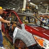 Công nhân làm việc trên dây chuyền lắp ráp xe ôtô tại nhà máy sản xuất xe Ford ở Wayne, Michigan, Mỹ. (Ảnh: AFP/TTXVN)