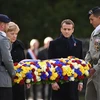 Tổng thống Pháp Emmanuel Macron (thứ 2 phải) và Thủ tướng Đức Angela Merkel (thứ 2 trái) đặt hoa tại lễ kỷ niệm ngày kết thúc Chiến tranh Thế giới thứ nhất ở Compiègne, Pháp, ngày 10/11/2018. (Ảnh: AFP/TTXVN)