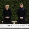 Tổng thống Pháp Emmanuel Macron ( phải) và Thủ tướng Đức Angela Merkel ( trái) tại lễ khánh thành tấm bảng kỷ niệm tại nơi mà các bên đã ký kết Hiệp ước đình chiến ở Compiègne, Pháp . (Ảnh: AFP/TTXVN)