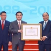 Thủ tướng Nguyễn Xuân Phúc trao tặng Huân chương Lao động hạng Nhất cho Ngân hàng Thương mại cổ phần Công thương Việt Nam (VietinBank). (Ảnh: Thống Nhất/TTXVN)