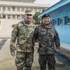 Tướng Robert B. Abrams (trái) trong chuyến thăm làng đình chiến Panmunjom ngày 11/11. (Nguồn: Yonhap)