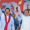 Tổng thống Sri Lanka Maithripala Sirisena (phải, trước) và Thủ tướng mới được bổ nhiệm Mahinda Rajapakse (trái, trước) ở ngoại ô Colombo ngày 5/11/2018. (Ảnh: THX/TTXVN)
