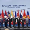 Thủ tướng Nguyễn Xuân Phúc (thứ tư, từ trái sang), Thủ tướng Trung Quốc Lý Khắc Cường (thứ năm, từ trái sang) và các Trưởng đoàn ASEAN chụp ảnh chung. (Ảnh: Thống Nhất/TTXVN)