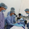 Các bác sỹ Việt Nam mổ mắt cho bệnh nhân nghèo Campuchia. (Ảnh: Nhóm phóng viên TTXVN tại Campuchia)