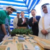 Chủ tịch KT Hwang Chang-gyu (thứ hai từ phải sang) và các quan chức hai nước chào mừng khai trương một trang trại thông minh ở Sharjah, UAE. (Nguồn: koreajoongangdaily.joins.com)