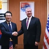 Trưởng đoàn Hàn Quốc thuộc Nhóm công tác Hàn- Mỹ Lee Do-hoon (trái) trong cuộc gặp Trưởng đoàn Mỹ Stephen Biegun tại Seoul (Hàn Quốc) ngày 11/9/2018. (Ảnh: Yonhap/TTXVN)