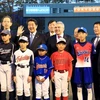 Chủ tịch Ủy ban Olympic Quốc tế (IOC) Thomas Bach và Thủ tướng Nhật Bản Shinzo Abe khi tới thăm một sân vận động ở Fukushima ngày 24/11. (Nguồn: AFP)