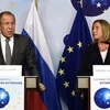 Ngoại trưởng Nga Sergei Lavrov (trái) trong một cuộc báo chung với Cao ủy Liên minh châu Âu (EU) phụ trách chính sách an ninh và đối ngoại Federica Mogherini (phải) tại Brussels, Bỉ. (Ảnh: AFP/TTXVN)