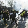 Những người ủng hộ phong trào "Áo vàng" biểu tình bạo loạn tại Paris, Pháp ngày 17/11/2018. (Ảnh: AFP/TTXVN)