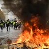 Những người ủng hộ phong trào "Áo vàng" biểu tình bạo loạn tại Paris, Pháp. (Ảnh: AFP/TTXVN)