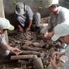 Đội rà phá bom mìn lưu động tỉnh Quảng Trị đang tiến hành xử lý số vật liệu nổ. (Ảnh: Thanh Thủy/TTXVN)