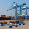 Xếp dỡ hàng hóa tại cảng ở Thanh Đảo, tỉnh Sơn Đông, Trung Quốc. (Ảnh: AFP/TTXVN)