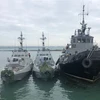Ba tàu hải quân Ukraine bị lực lượng tuần duyên thuộc Cơ quan An ninh Liên bang Nga (FSB) bắt giữ do xâm phạm lãnh hải Nga ở Eo biển Kerch ngày 25/11/2018. (Ảnh: THX/TTXVN)
