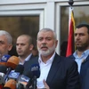 Lãnh đạo phong trào Hamas Ismail Haniyeh (giữa) phát biểu trong cuộc họp báo tại Gaza ngày 19/9. (Nguồn: THX/TTXVN)