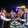 Thủ tướng Nguyễn Xuân Phúc và các đại biểu tham dự Festival Văn hóa Cồng chiêng Tây Nguyên 2018. (Ảnh: Thống Nhất/TTXVN)