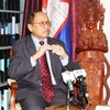 Ông Phay Siphan, Bộ trưởng, người phát ngôn Văn phòng Hội đồng Bộ trưởng Campuchia trả lời phỏng vấn của phóng viên. (Ảnh: TTXVN)