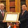 Viện sỹ Viktor Sadovnhichi, Hiệu trưởng MGU nhận Bằng khen và Huân chương Hữu nghị. (Ảnh: Lê Thị Tâm Hằng/TTXVN)