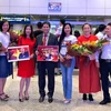 Đại sứ Lê Quý Quỳnh và bà con ra tận sân bay đón đội tuyển Việt Nam. (Ảnh: Lương Hòa/Vietnam+)