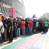 Rất đông cổ động viên xếp hàng, chờ đợi mua vé tại sân Bukit Jalil (Kuala Lumpur). (Ảnh: Hoàng Linh/TTXVN)