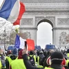 Người biểu tình ''Áo vàng'' phản đối chi phí sinh hoạt đắt đỏ tại Paris, Pháp ngày 8/12/2018. (Ảnh: THX/TTXVN)